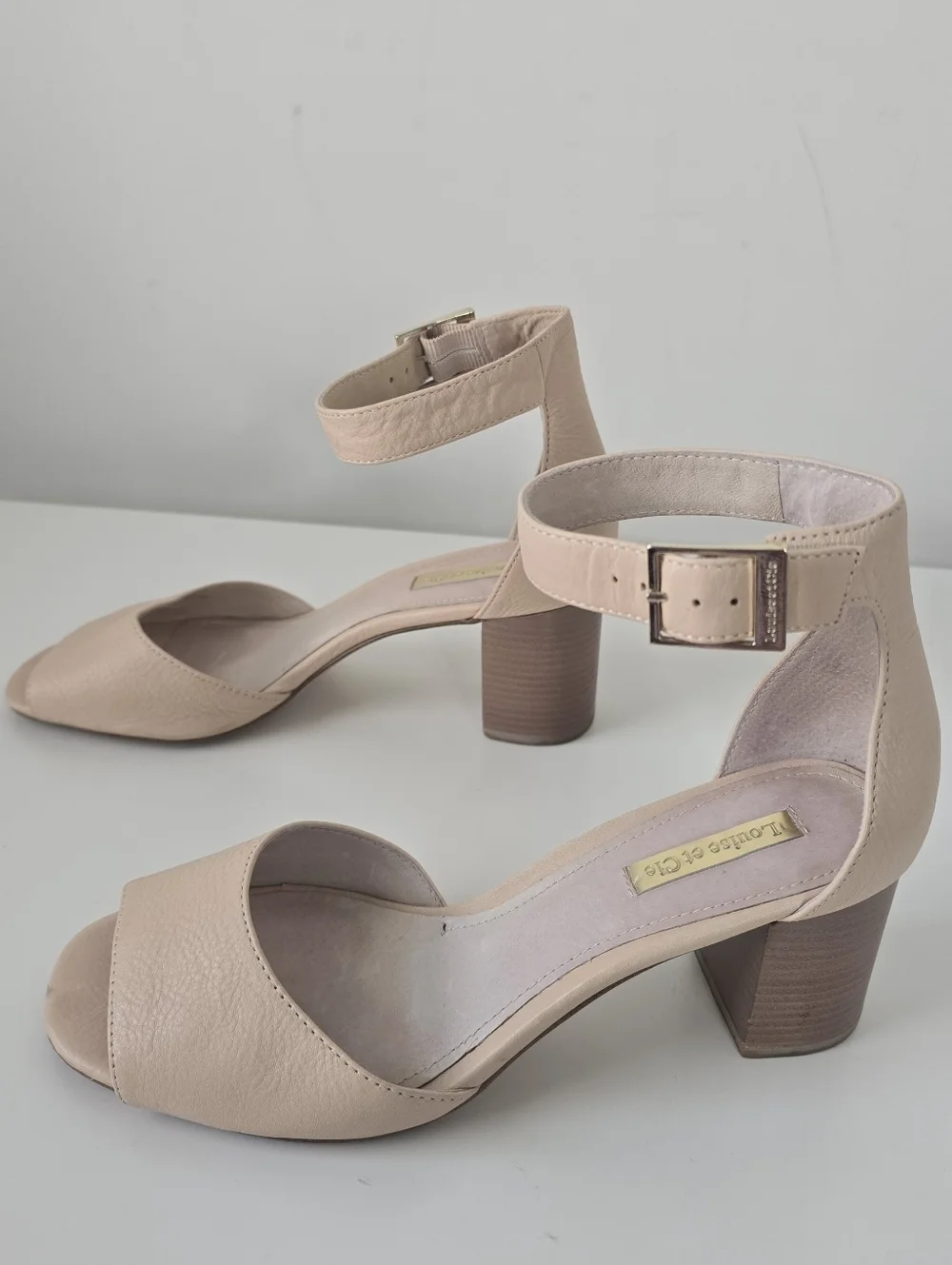 Louise et Cie Karisa Ankle Cuff Sandals Cream Nude Leather 7.5 Block Heel